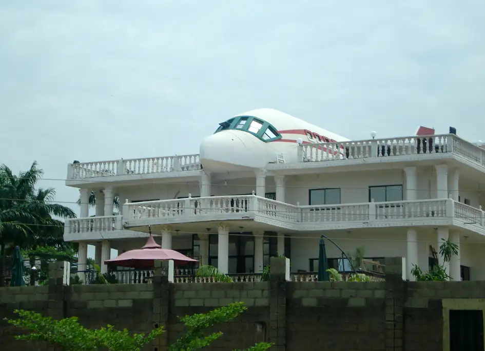 Abuja_Airplane_House.jpg